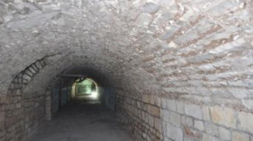 Vali Tapsız, Tarihi H&uuml;k&uuml;met Konağı Restorasyon &Ccedil;alışmalarını Yerinde İnceledi