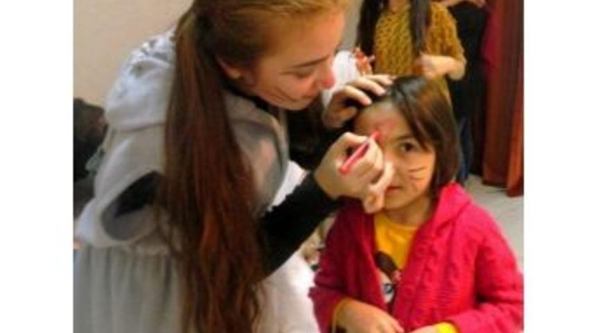 Lise &Ouml;ğrencilerinden Sevgi Evi &Ccedil;ocuklarına Tatlı S&uuml;rpriz