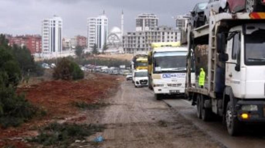 İpek Yolu'nda Devrilen Tır, Trafiği Fel&ccedil; Etti