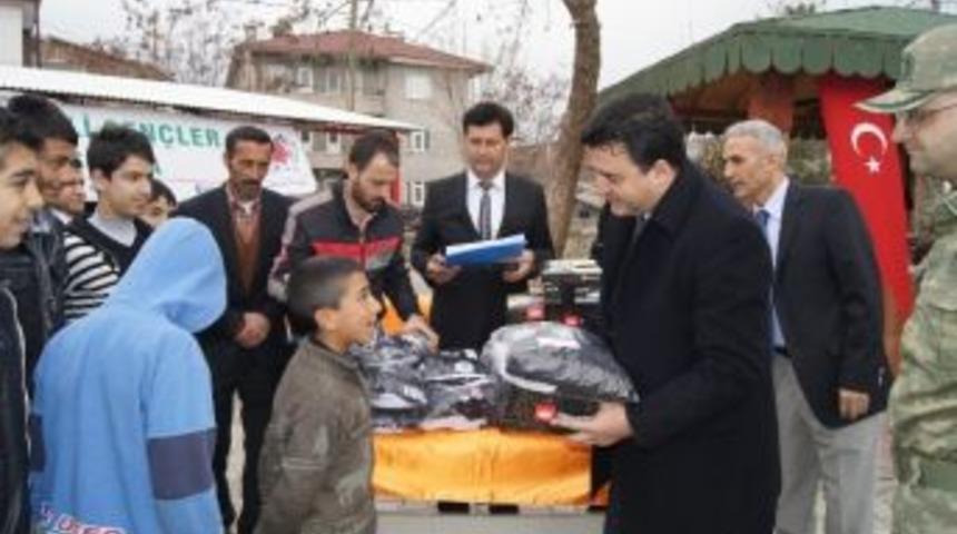 Polis, Gen&ccedil;li Gen&ccedil;lere Spor Malzemesi Dağıttı