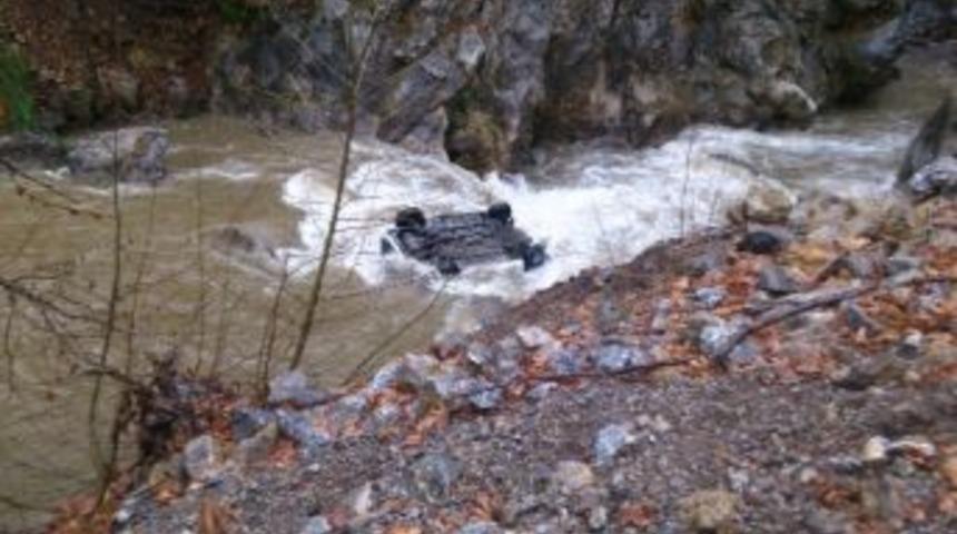 Otomobil Irmağa D&uuml;şt&uuml;: 1 &Ouml;l&uuml;, 3 Yaralı, 1 Kayıp