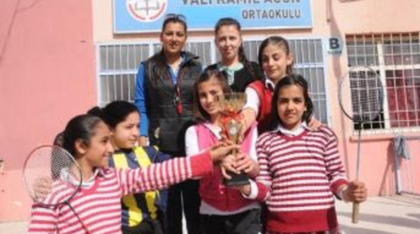 Badmintonda Vali Kamil Acun Ortaokulu Şampiyon Oldu