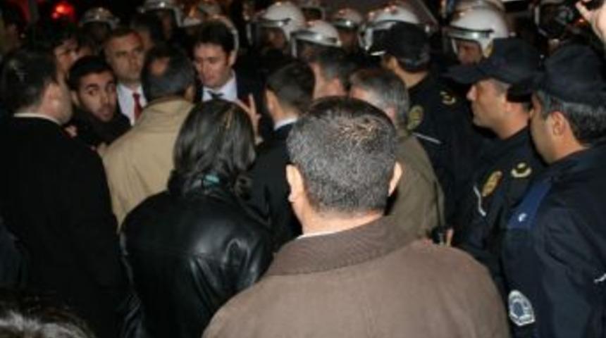 Eylemcilerden Y&uuml;r&uuml;y&uuml;şe İzin Vermeyen Polislere Hakaret