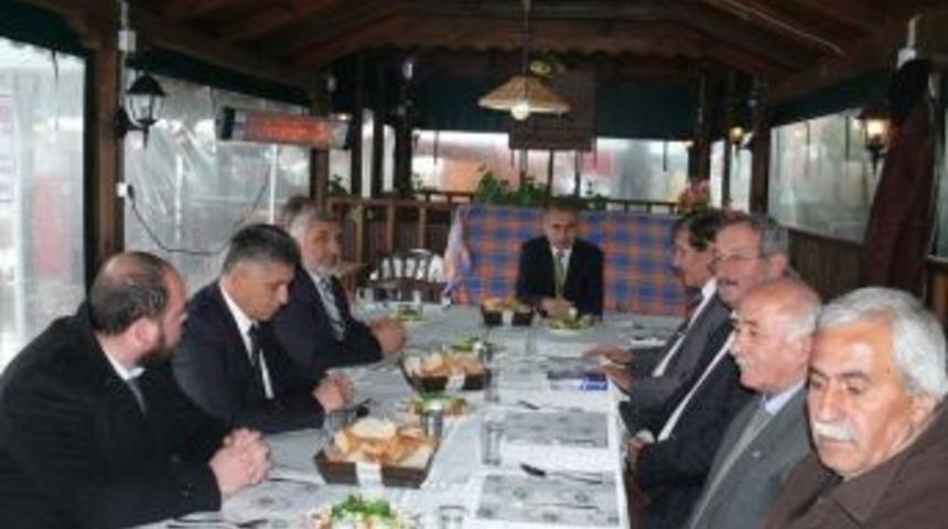 Kaymakam Korkmaz Adaylara Ve Parti Başkanlarına Yemek Verdi