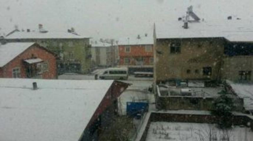 Tufanbeyli&rsquo;de Mevsimin İlk Karı Yağdı