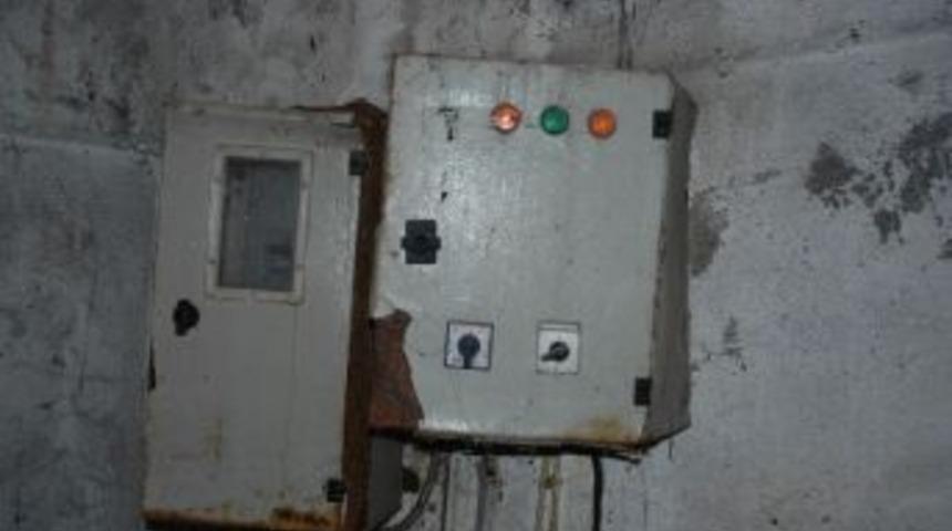 Eski Okul Binası Tehlike Sa&ccedil;ıyor