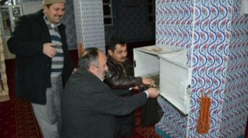 Caminin Yardım Kutusunu A&ccedil;maya &Ccedil;alışan Ş&uuml;pheli Kameraya Yakalandı