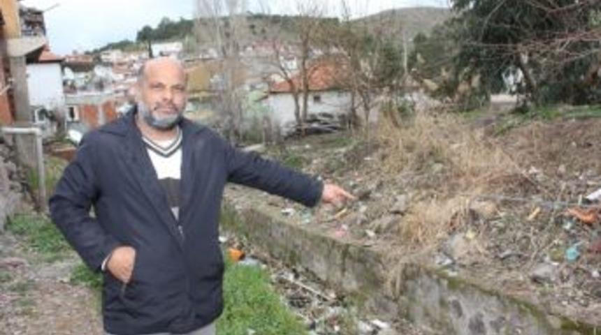 Dikili&rsquo;de &Ccedil;&ouml;pl&uuml;ğe D&ouml;nen Su Kanalı &Ccedil;evreyi Tehdit Ediyor