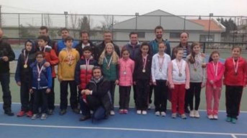 12 Yaş Tenis Kış Kupaları Sahiplerini Buldu