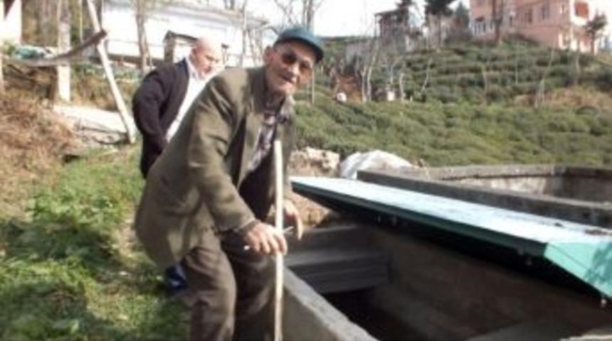 Rizeli İnşaat Ustası &Ouml;lmeden Mezarını Kendi Elleriyle Yaptı