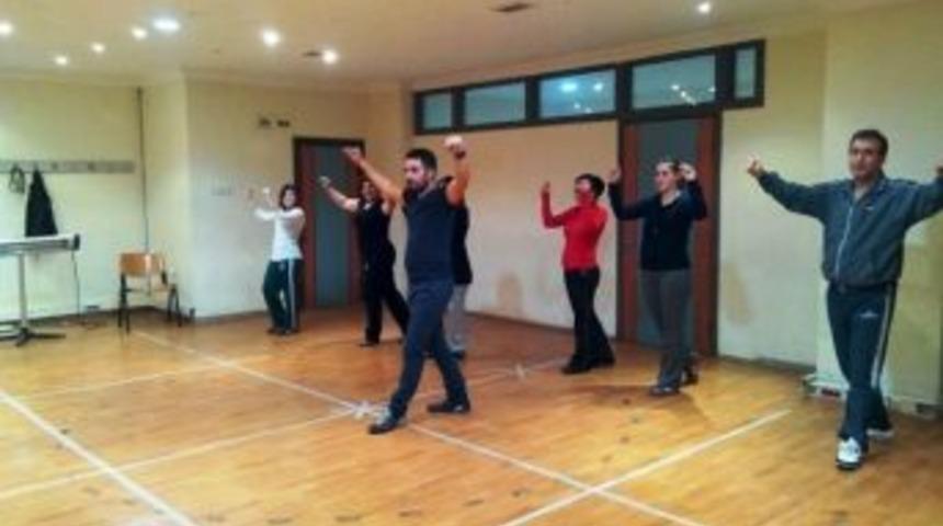 İzmit Belediyesi &Ccedil;alışanları Oynayarak Stres Atıyor