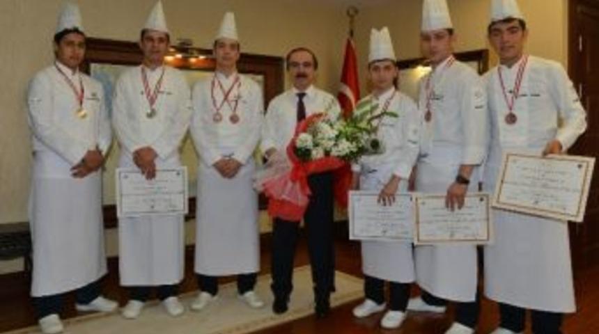 Adanalı Öğrenciler Uluslararası Gastronomi’de Şampiyonluk Kazandı