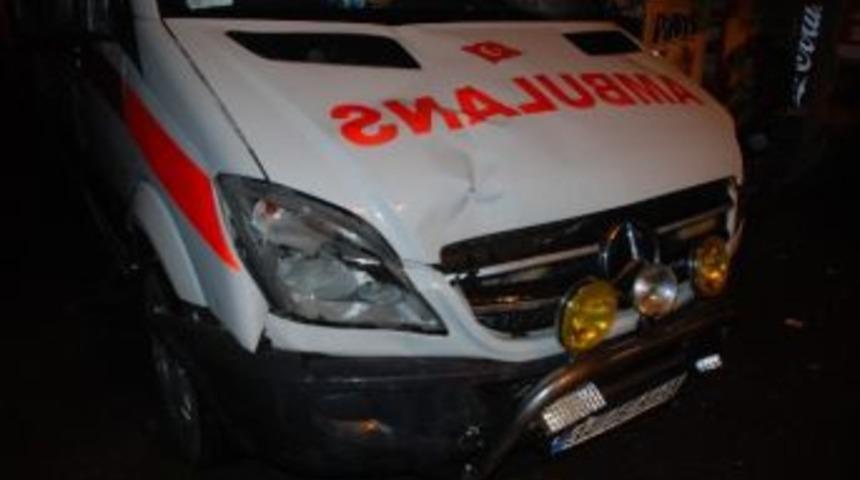Ambulans Motosiklete &Ccedil;arptı: 1 Yaralı
