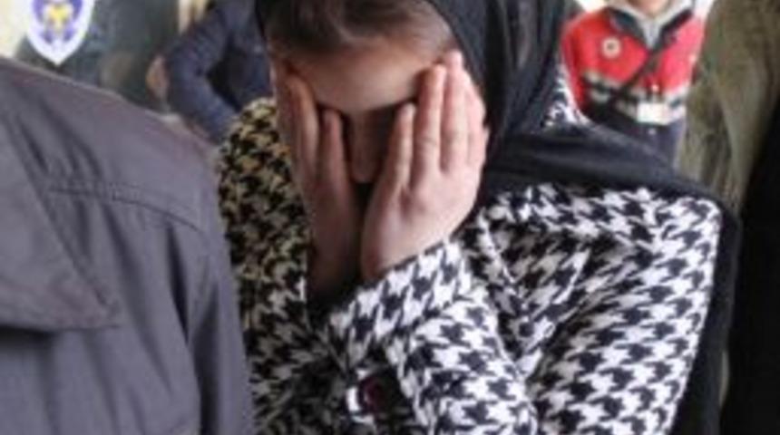 Eve Girmek İsteyen Gen&ccedil; Kızları Vatandaşlar Yakaladı