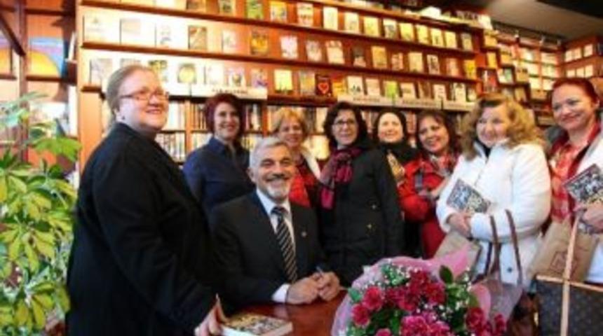 Tayfun &Ccedil;avuşoğlu Kitabını İmzaladı