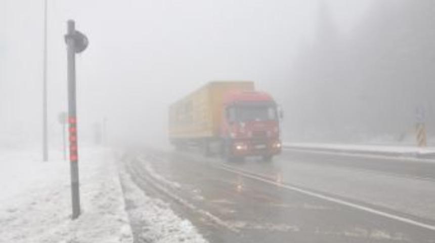 Bolu Dağı'nda Kar Yağışı Ve Sis Etkili Oluyor