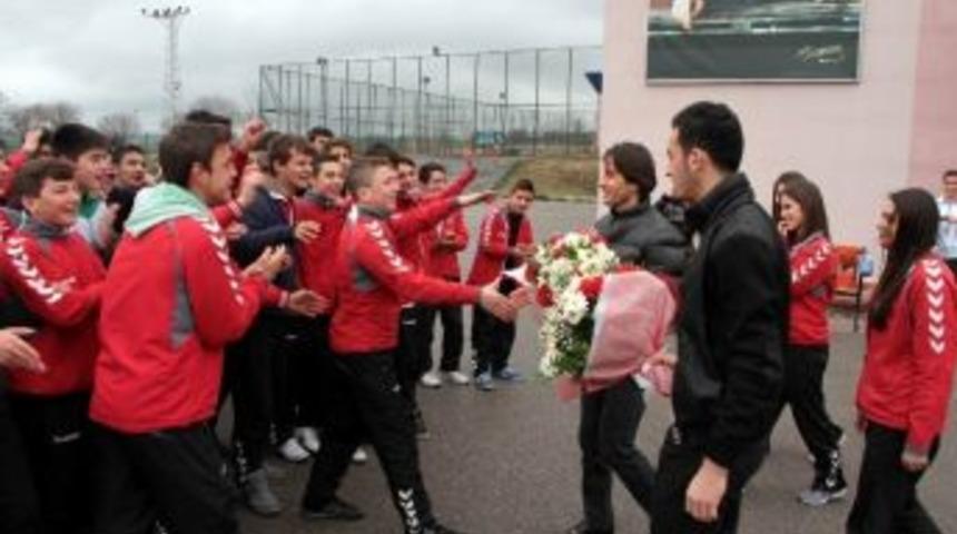 Samsunsporlu Futbolcular &Ouml;ğrencilerle Buluştu