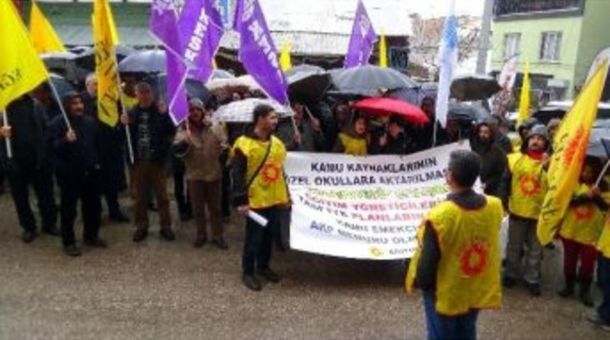 Greve Giden Eğitim-sen &Uuml;yeleri Ak Parti İl Binasına Y&uuml;r&uuml;d&uuml;