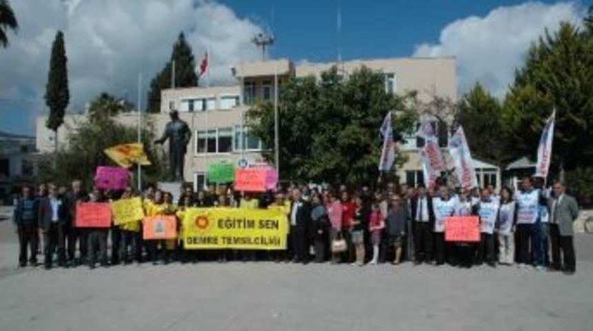 Demre'de &Ouml;ğretmenler Bir G&uuml;n İş Bıraktı