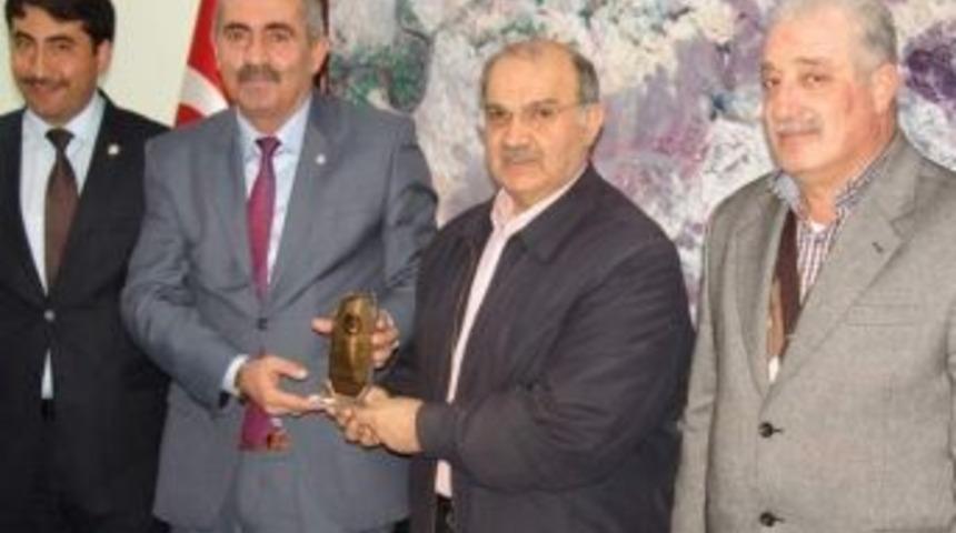 Kocasinan Belediye Başkanı Yıldız'a Merhameti İ&ccedil;in Teşekk&uuml;r Plaketi