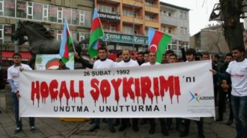 Kars&rsquo;ta Azerbaycanlı &Ouml;ğrenciler Hocalı&rsquo;da Yapılan Soykırımı Kınadı