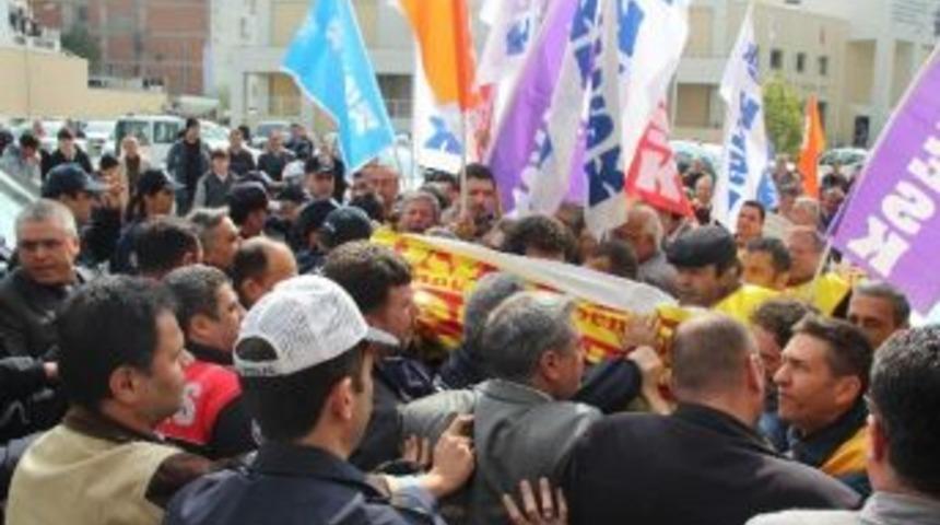 Sendika &Uuml;yelerine Polis M&uuml;dahalesi