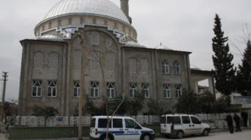 Cami Duvarına Hat Yazısı Yazarken D&uuml;şerek &Ouml;ld&uuml;