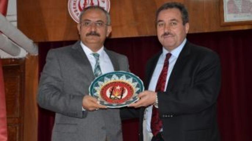 M&uuml;ft&uuml; &Ouml;zt&uuml;rk, İmam Hatip Lisesi &Ouml;ğrencileri İle Kariyer G&uuml;nlerinde Buluştu