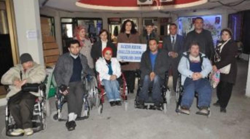 İşadamından Engellilere Tekerlikli Sandalye Desteği