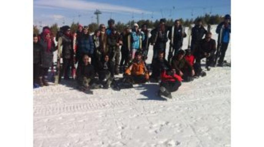 Yakutiye'den &Uuml;niversite &Ouml;ğrencilerine Kayak Kursu