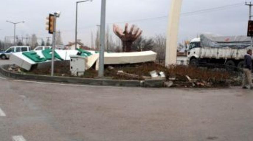 Kontrolden &Ccedil;ıkan Kamyon G&ouml;bekteki Tabelayı Par&ccedil;aladı