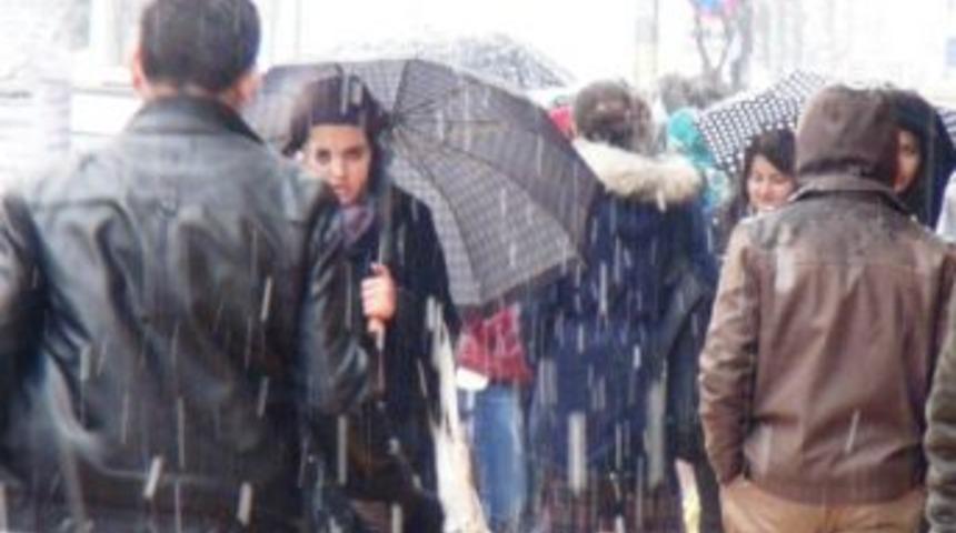 Van&rsquo;da Kar Yağışı