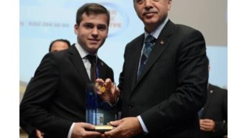 Ak Parti Bolu İl Gen&ccedil;lik Kolları Başbakan&rsquo;ın Doğum G&uuml;n&uuml;n&uuml; Kutladı