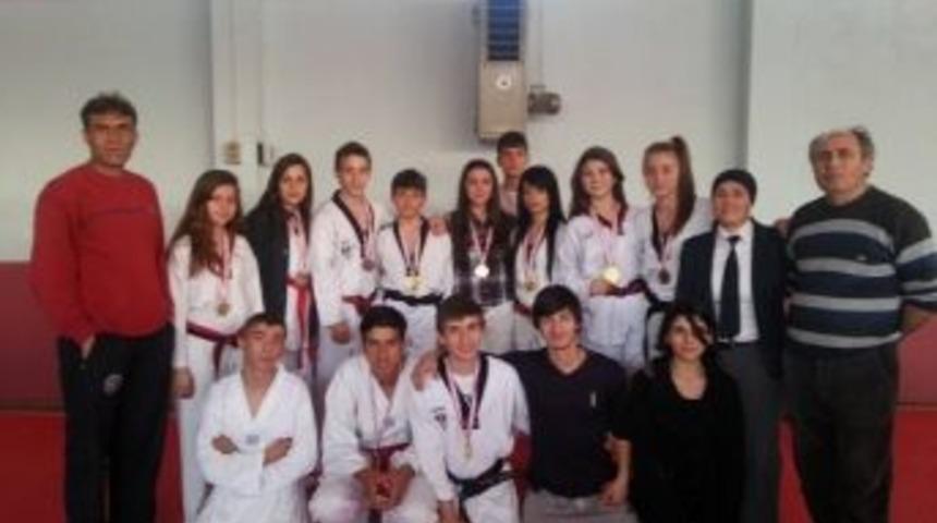 Burhaniye&rsquo;de Liseli Gen&ccedil;lere Altın Madalya