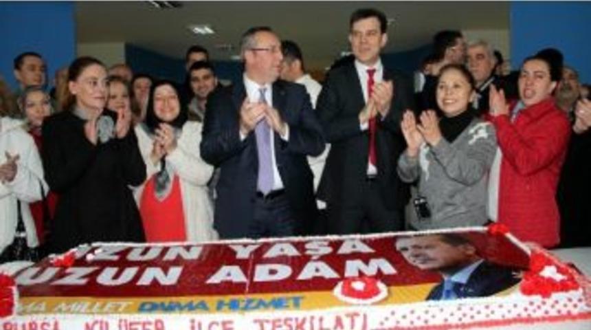 Başbakan Erdoğan‘a Boyu Kadar Doğum Günü Pastası…