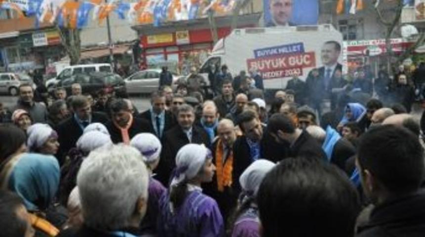 Se&ccedil;im İrtibat B&uuml;rosuna Meşaleli Ve Horonlu A&ccedil;ılış