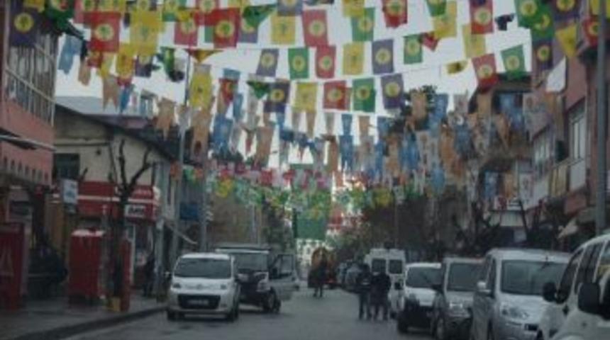 Parti Bayrakları Mobese&rsquo;leri Kapadı