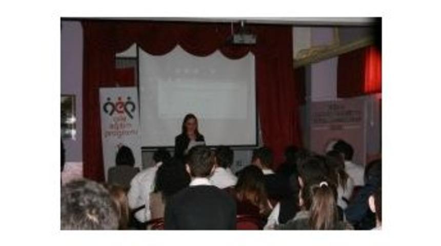 Edirne'deki Lise &Ouml;ğrencilerine Aile Eğitim Semineri Veriliyor