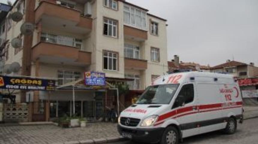 Dengesini Kaybedip Merdivenden D&uuml;şen Yaşlı Adam &Ouml;ld&uuml;