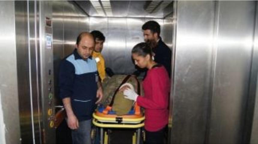 Kars&rsquo;ta Askeri Ara&ccedil; Devrildi: 3 Yaralı