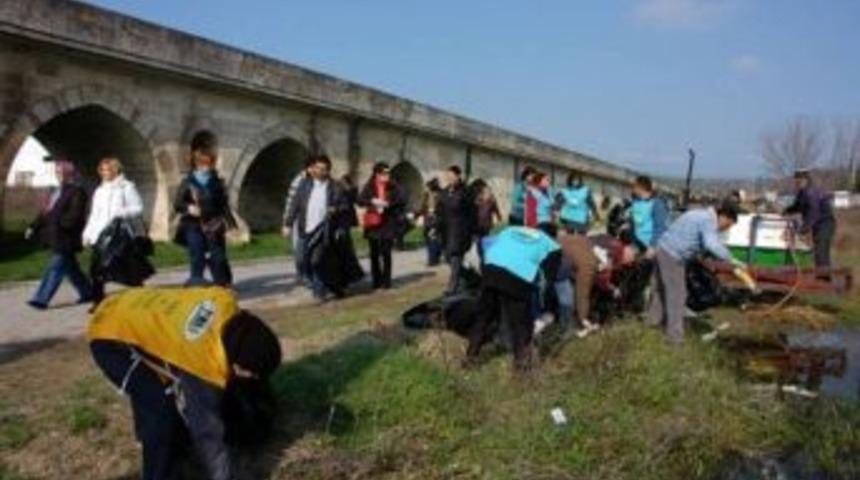 Tema &Uuml;yeleri Ergene Nehri'nde Temizlik Yaptı