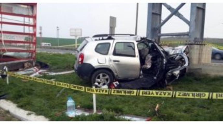 (&ouml;zel Haber) Kontrolden &Ccedil;ıkan Otomobil &Uuml;st Ge&ccedil;ide &Ccedil;arptı: 1 &Ouml;l&uuml;, 1 Yaralı