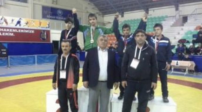 Rizeli G&uuml;reş&ccedil;iler T&uuml;rkiye Şampiyonası'na Hazırlanıyor