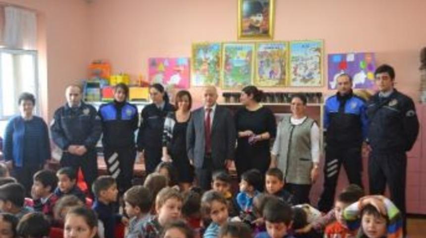 Polisler, Anaokulu &Ouml;ğrencilerine Eğlendirerek Eğitim Verdi