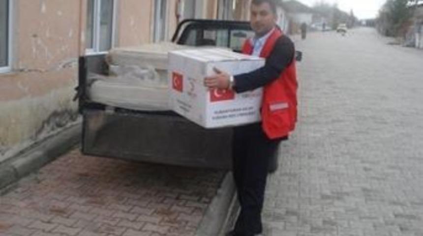 Kızılay'dan Evi Yanan Aileye Yardım