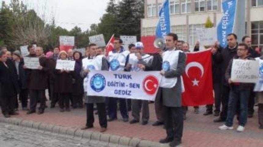 Gediz&rsquo;de T&uuml;rk Eğitim-sen &Uuml;yeleri Meb Yasa Tasarısını Protesto Etti