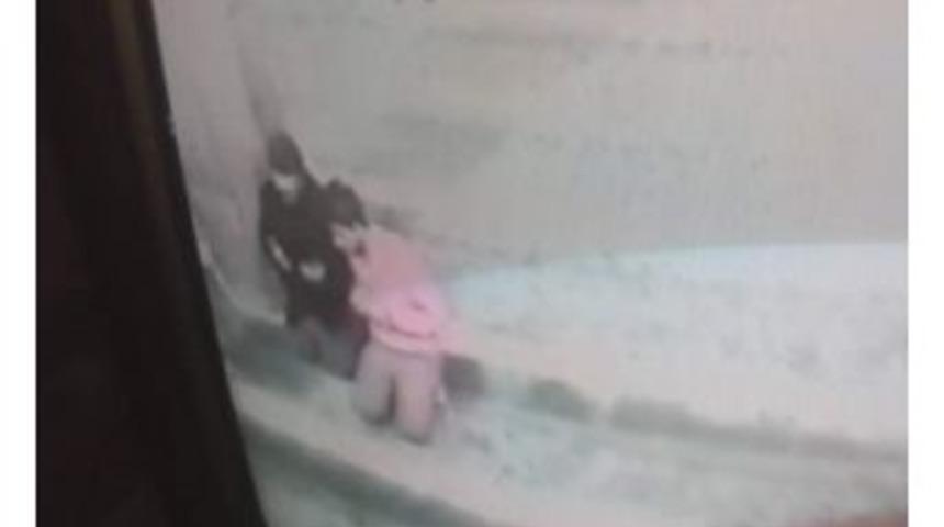 (&ouml;zel Haber) Kendisini 'hızır Aleyhisselam' Olarak Tanıtan Dolandırıcı, Caminin G&uuml;venlik Kamerasına Yakalanmış