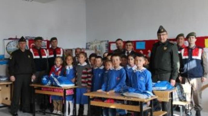 Jandarma &Ouml;ğrencileri Sevindirdi