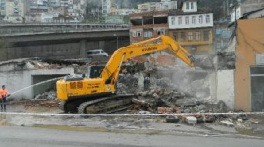 &Ccedil;&ouml;mlek&ccedil;i&rsquo;de Kamulaştırılan Binaların Yıkımına Başlandı