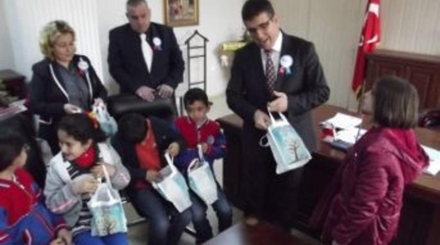 &Ouml;ğrenciler Vergi Dairesi Başkanını Terletti